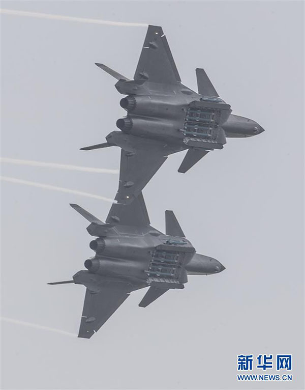 Galeria: Ca?as J-20 participam no Airshow China