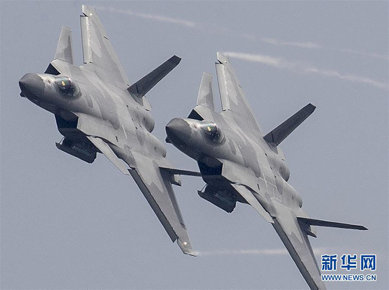 Galeria: Ca?as J-20 participam no Airshow China