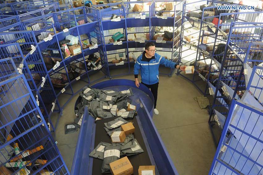 Galeria: Rob?s procedem à triagem de embalagens em Anhui para Dia dos Solteiros