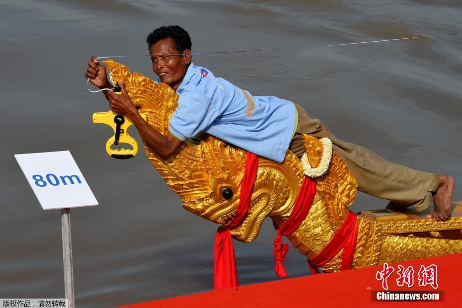 Camboja quebra recorde do Guinness com o maior barco-drag?o