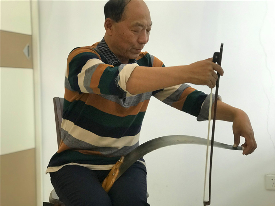 Artista chinês cria música com uma serra 