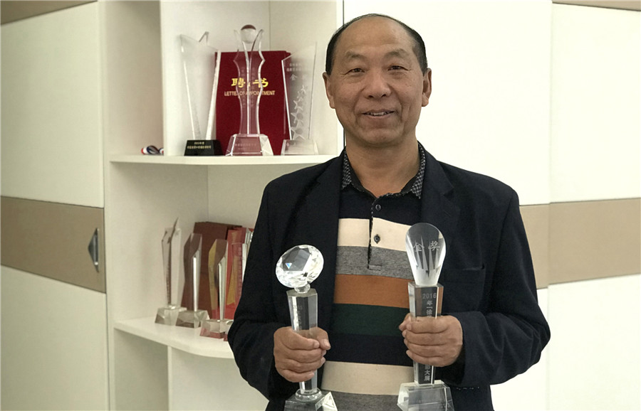 Artista chinês cria música com uma serra 