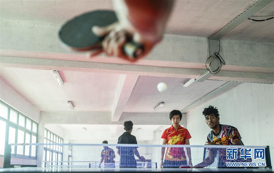 Zhang Yining oferece aconselhamento à sele??o nacional de ping-pong de Papua Nova-Guiné