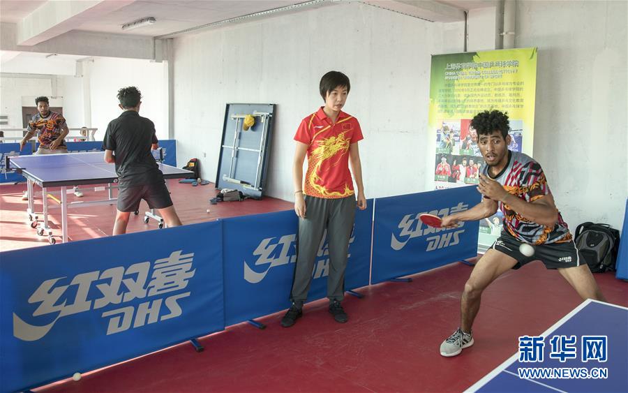 Zhang Yining oferece aconselhamento à sele??o nacional de ping-pong de Papua Nova-Guiné