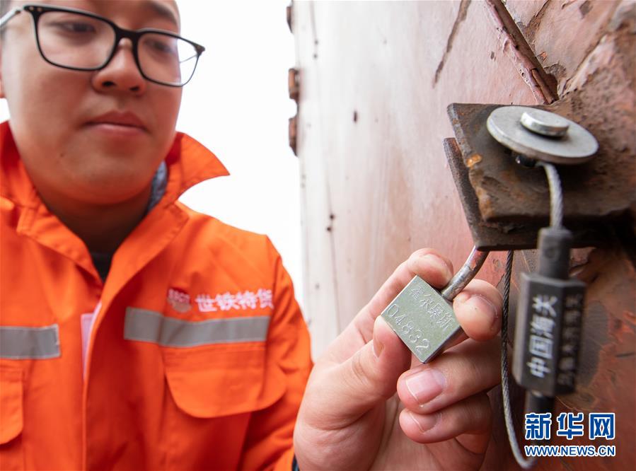 Primeiro trem especial China-Europa para veículos comerciais chega em Chongqing