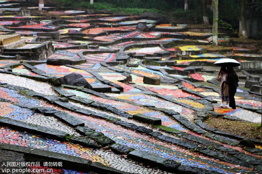 Chongqing: “Socalcos coloridos” em destaque no Instituto de Belas-Artes de Sichuan