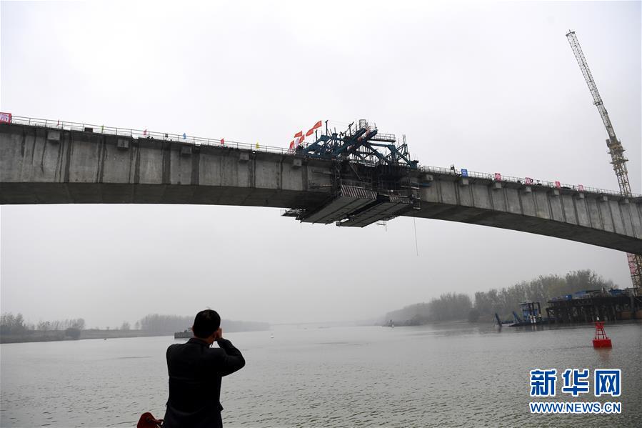China conclui constru??o da ponte sobre o rio Huaihe em Anhui