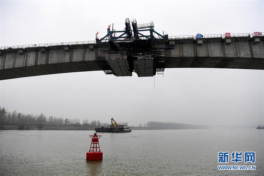 China conclui constru??o da ponte sobre o rio Huaihe em Anhui