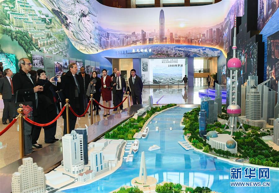 Exibi??o em homenagem aos 40 anos da reforma e abertura recebe visitantes estrangeiros