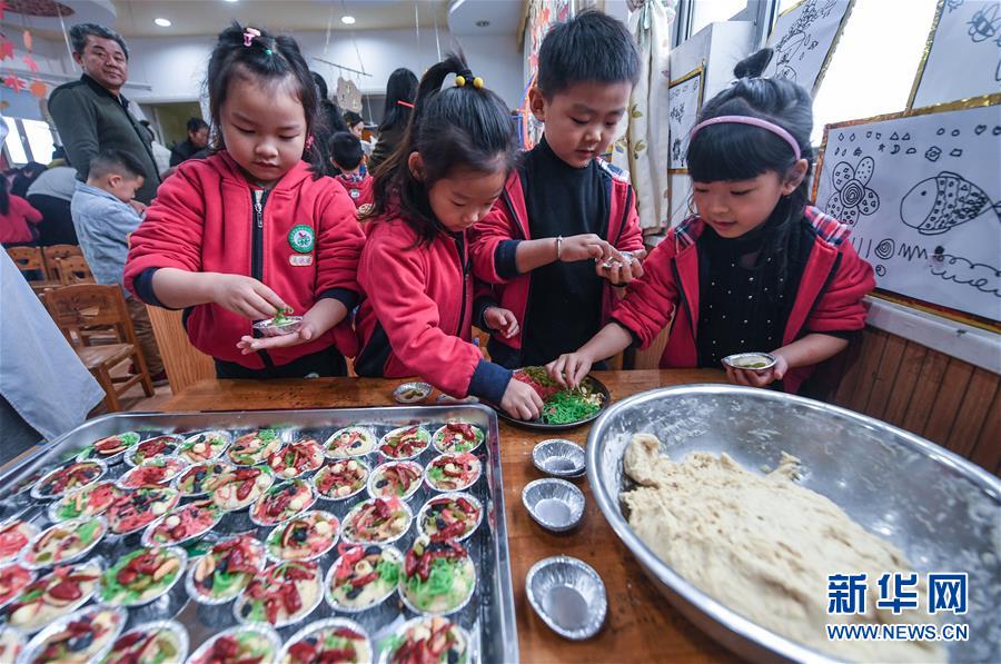 Crian?as confecionam iguarias tradicionais para receber termo solar “Xiaoxue” em Zhejiang