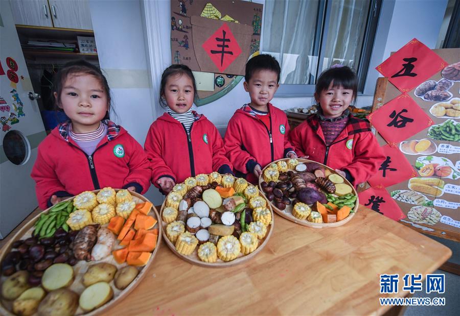Crian?as confecionam iguarias tradicionais para receber termo solar “Xiaoxue” em Zhejiang