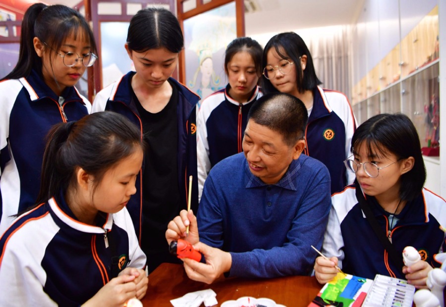 Galeria: Artes?os chineses de Zhangzhou protegem forma de arte local