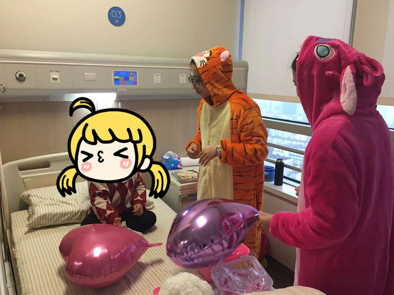 Menina de três anos recebe tratamento para cancer de mama raro em Jiangsu