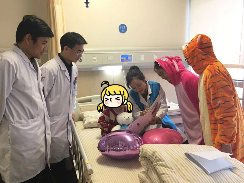 Menina de três anos recebe tratamento para cancer de mama raro em Jiangsu