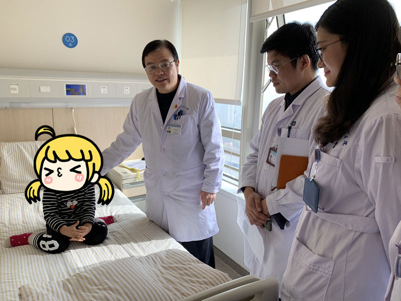 Menina de três anos recebe tratamento para cancer de mama raro em Jiangsu