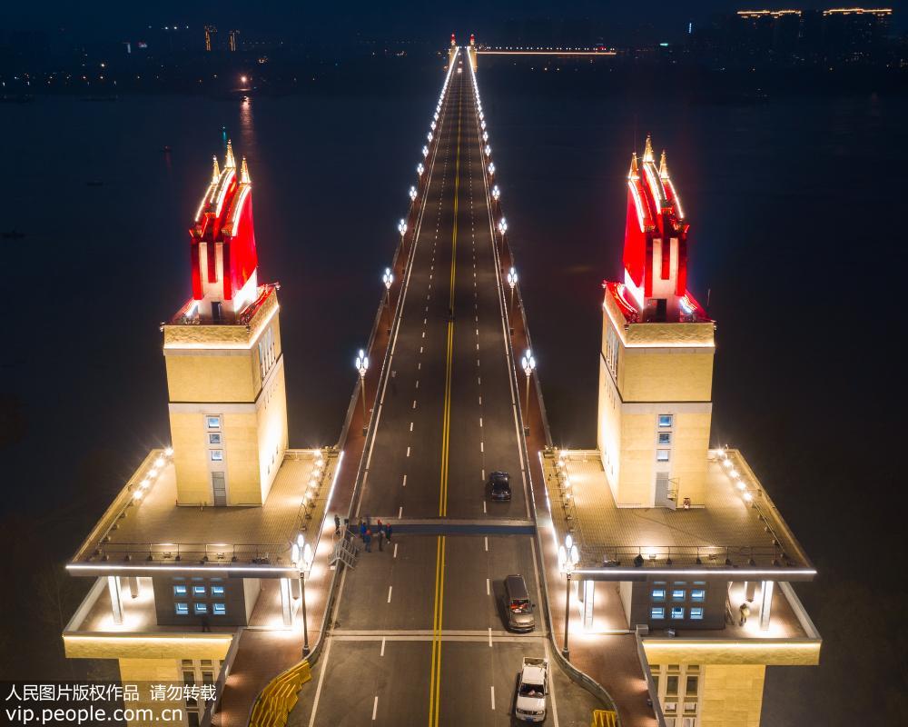 Ponte?do?Rio?Yangtze?de?Nanjing?mostra?nova?aparência?com?ilumina?ao?completa