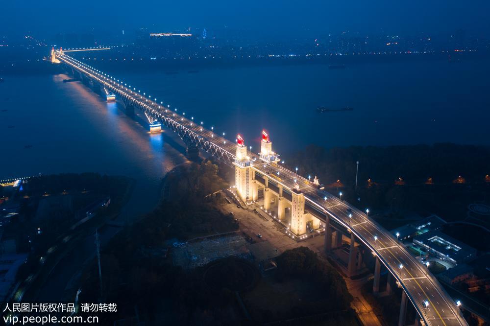 Ponte?do?Rio?Yangtze?de?Nanjing?mostra?nova?aparência?com?ilumina?ao?completa