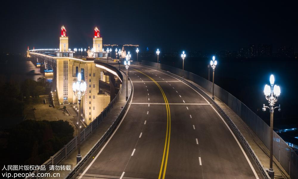Ponte?do?Rio?Yangtze?de?Nanjing?mostra?nova?aparência?com?ilumina?ao?completa