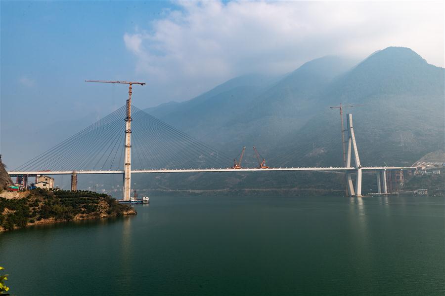 Fechamento de ponte com v?o de 470 metros é finalizado em Jiangxi