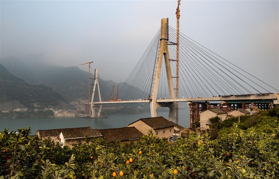 Fechamento de ponte com v?o de 470 metros é finalizado em Jiangxi