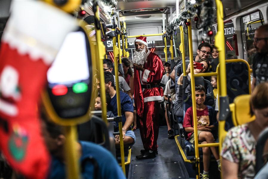 ?nibus com decora??es natalinas fazem viagens gratuitas em S?o Paulo