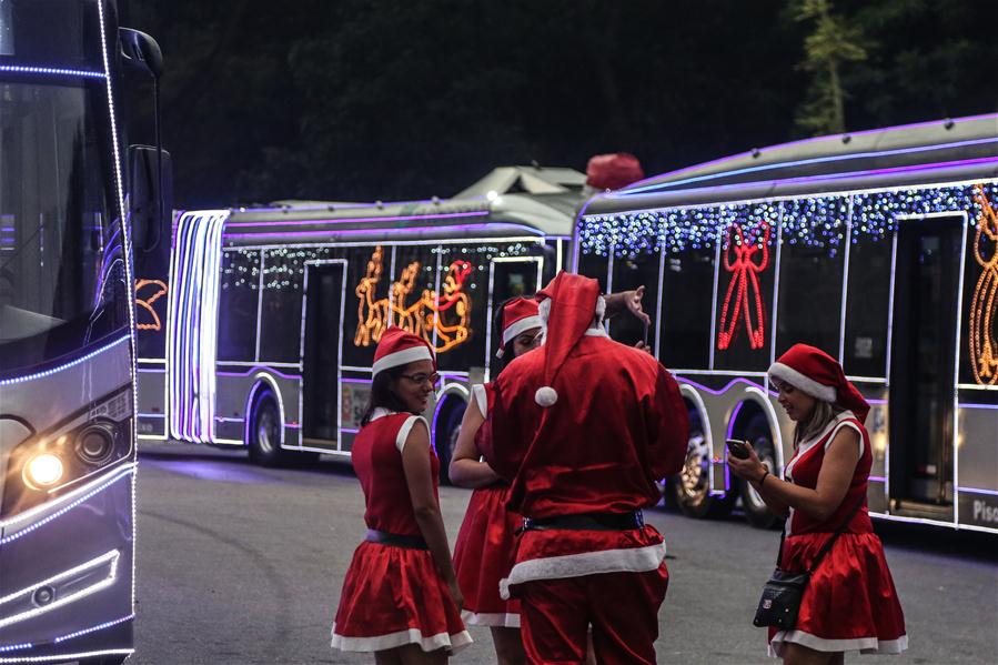 ?nibus com decora??es natalinas fazem viagens gratuitas em S?o Paulo