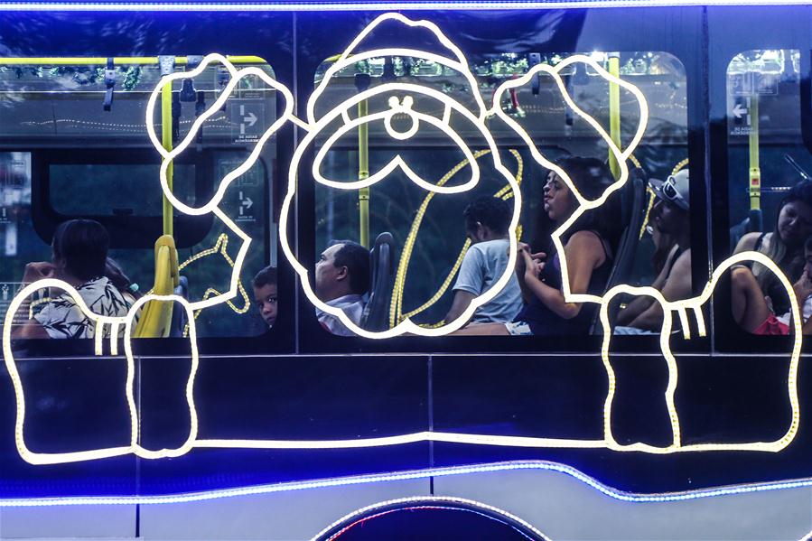 ?nibus com decora??es natalinas fazem viagens gratuitas em S?o Paulo