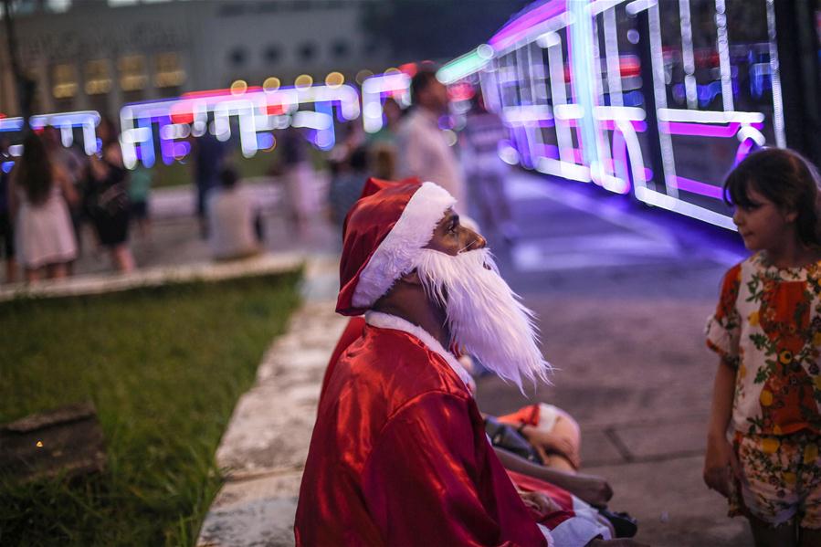 ?nibus com decora??es natalinas fazem viagens gratuitas em S?o Paulo