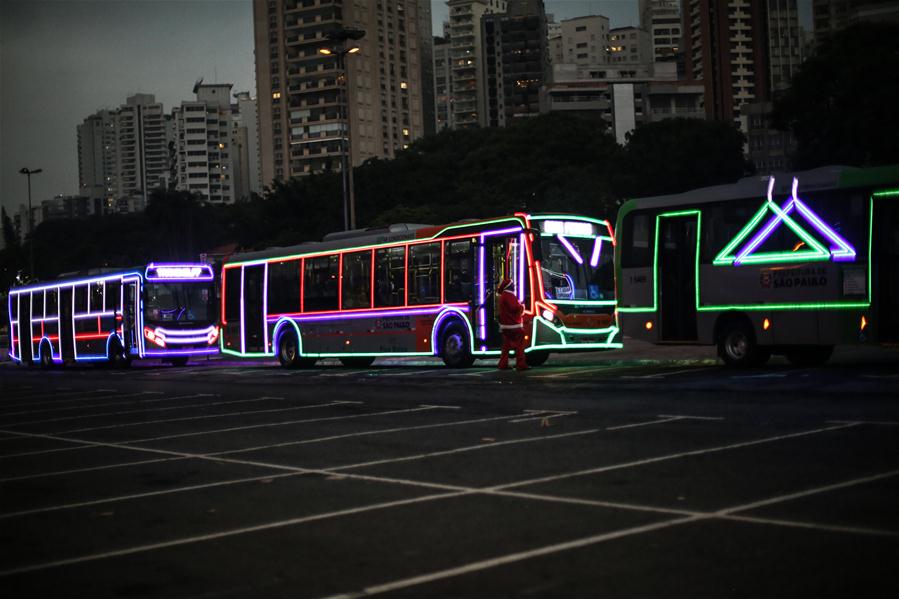 ?nibus com decora??es natalinas fazem viagens gratuitas em S?o Paulo