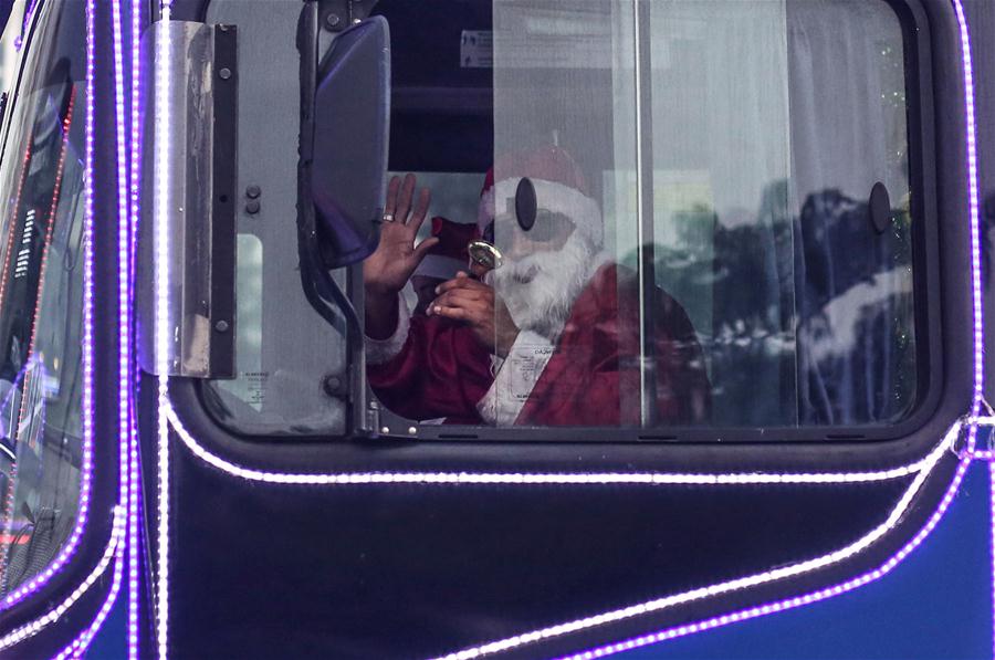 ?nibus com decora??es natalinas fazem viagens gratuitas em S?o Paulo