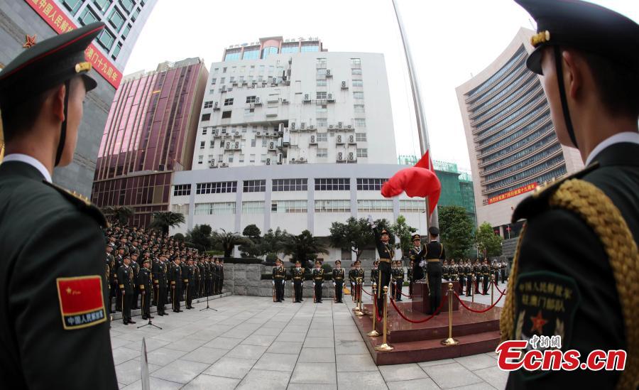 Cerim?nia de hasteamento de bandeiras celebra o 19.o aniversário do regresso de Macau à pátria