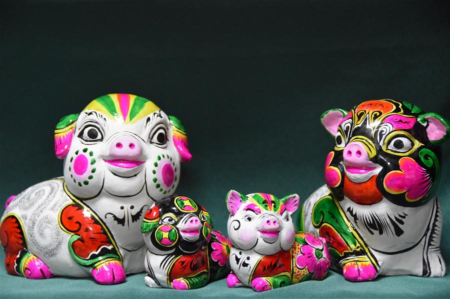 Artistas de escultura de argila de Shaanxi fazem esculturas para o próximo ano novo lunar chinês