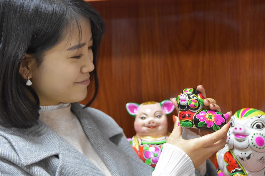 Artistas de escultura de argila de Shaanxi fazem esculturas para o próximo ano novo lunar chinês