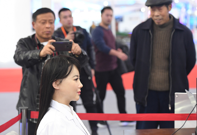 “Robot Lady” presente na exposi??o tecnológica em comemora??o ao 40o aniversário da reforma e abertura