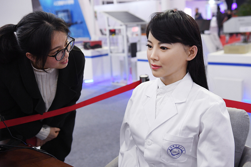 “Robot Lady” presente na exposi??o tecnológica em comemora??o ao 40o aniversário da reforma e abertura