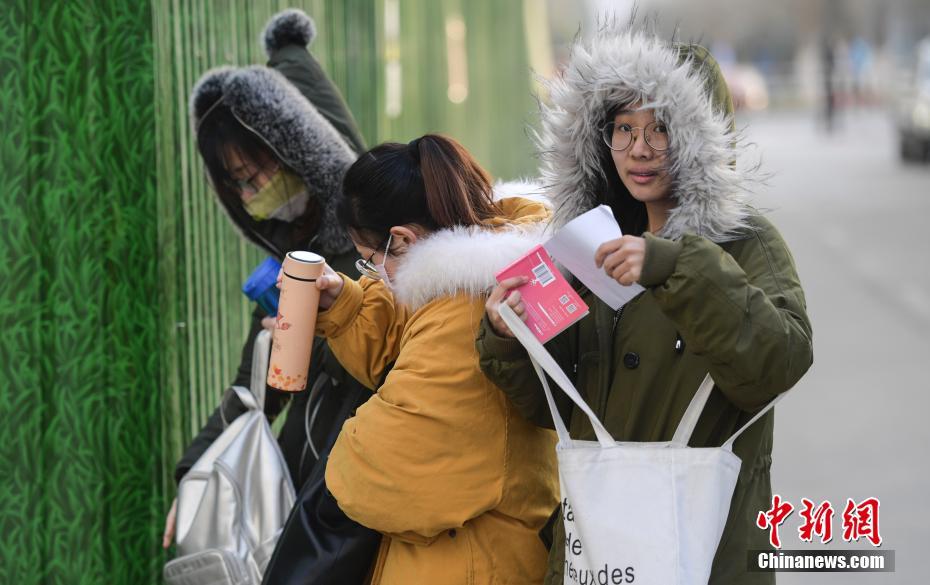 Mais chineses fazem exame de sele??o para pós-gradua??o