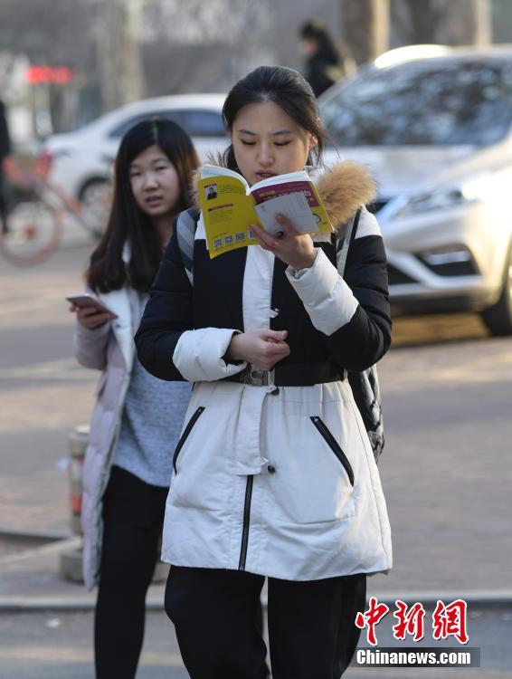 Mais chineses fazem exame de sele??o para pós-gradua??o