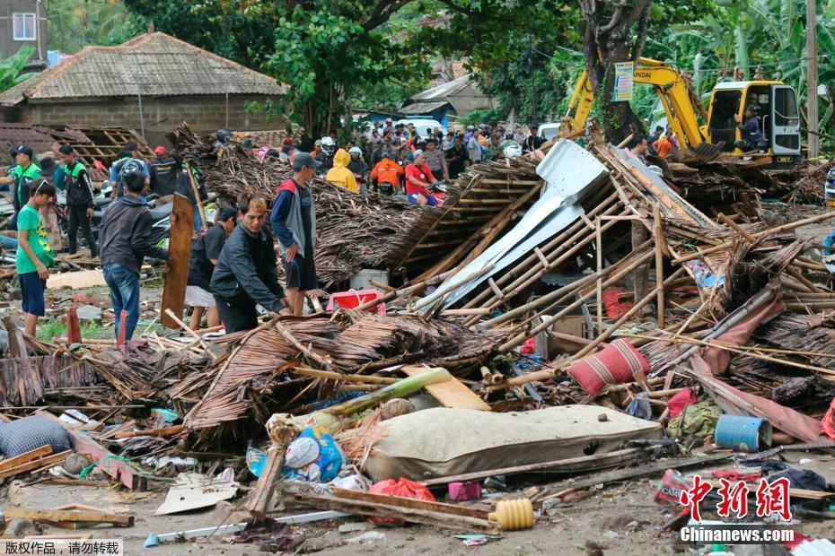 Tsunami deixa 222 mortos e mais de 800 feridos na Indonésia