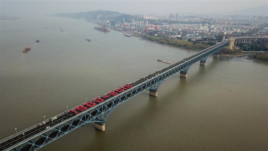 Ponte do rio Yangtzé de Nanjing reabre depois da renova??o no final de dezembro