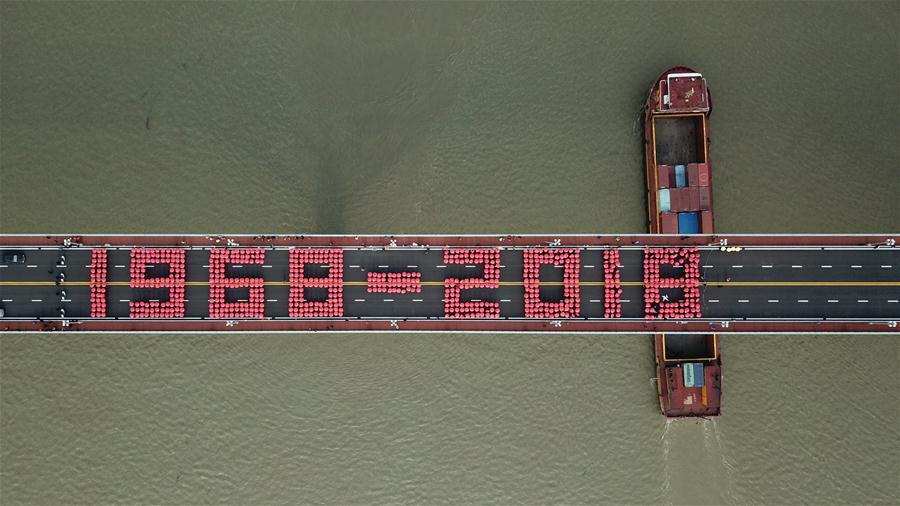 Ponte do rio Yangtzé de Nanjing reabre depois da renova??o no final de dezembro