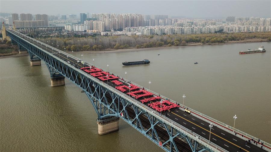Ponte do rio Yangtzé de Nanjing reabre depois da renova??o no final de dezembro