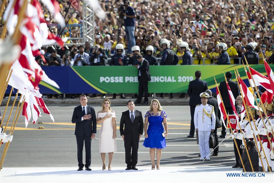 Bolsonaro toma posse como presidente do Brasil e pede reconstru??o do Brasil
