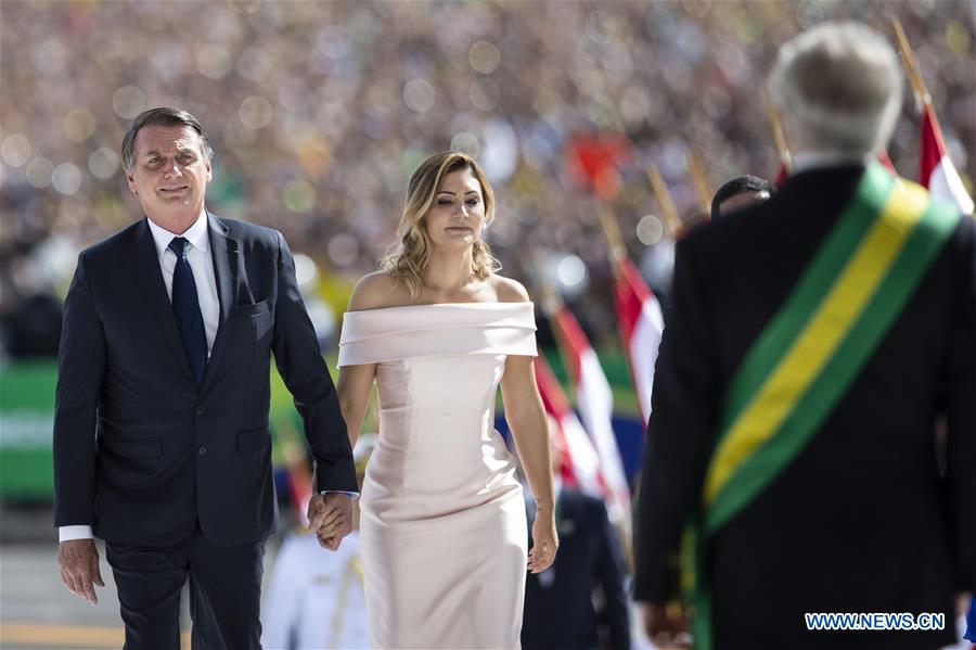 Bolsonaro toma posse como presidente do Brasil e pede reconstru??o do Brasil