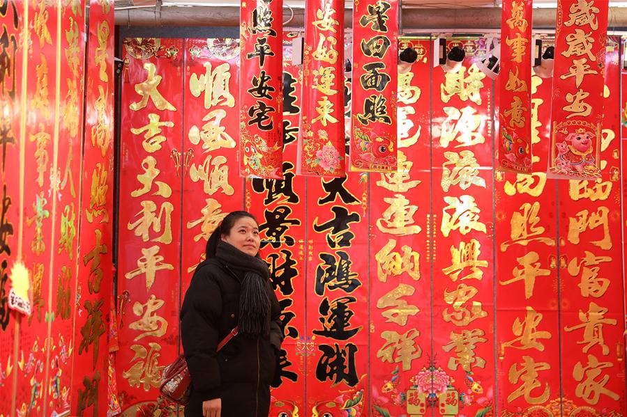 Chineses compram decora??es para receber o próximo Ano Novo Lunar