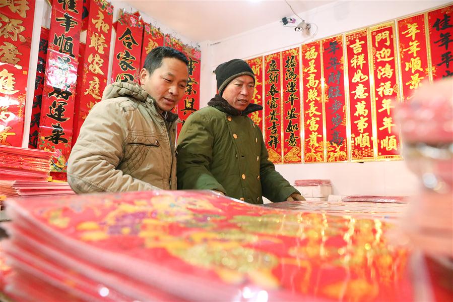 Chineses compram decora??es para receber o próximo Ano Novo Lunar