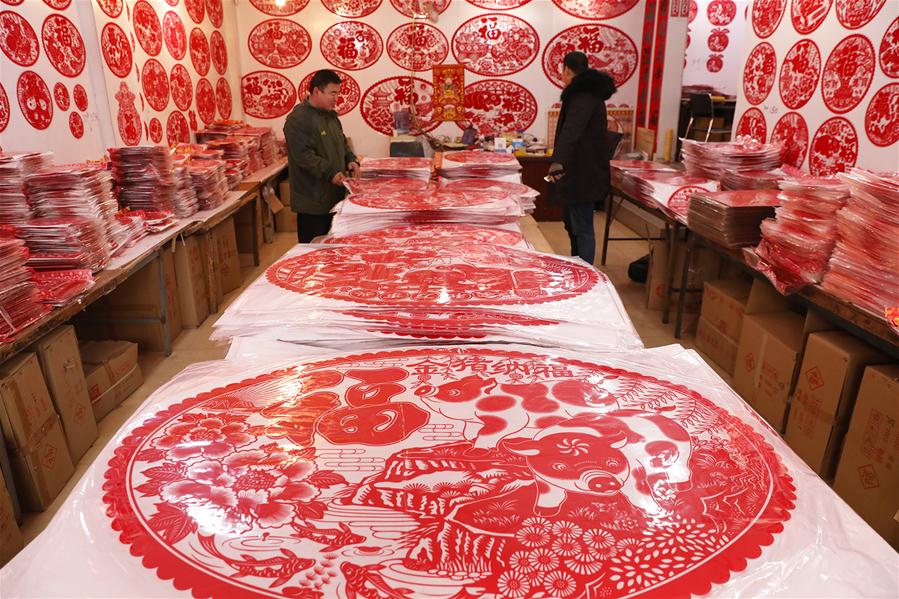 Chineses compram decora??es para receber o próximo Ano Novo Lunar