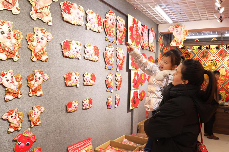 Chineses compram decora??es para receber o próximo Ano Novo Lunar