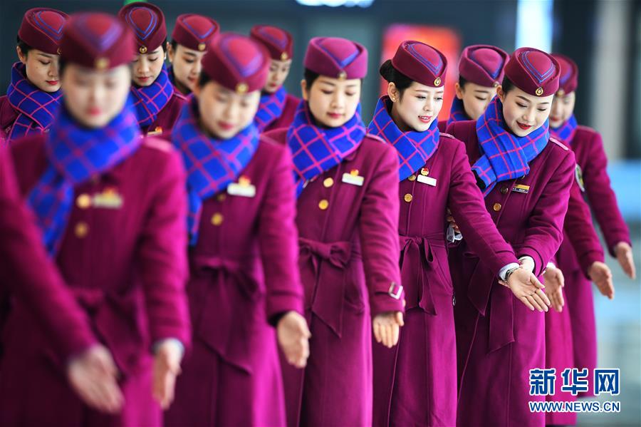 Tripula??o de trem-bala chinês prepara-se para o Festival da Primavera