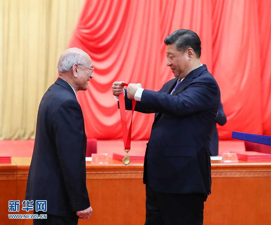 Xi homenageia dois acadêmicos com o mais alto prêmio de ciências da China