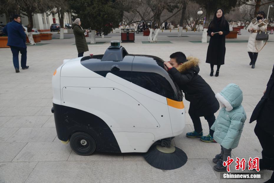 Primeiro veículo de limpeza sem motorista inicia opera??es na Mongólia Interior